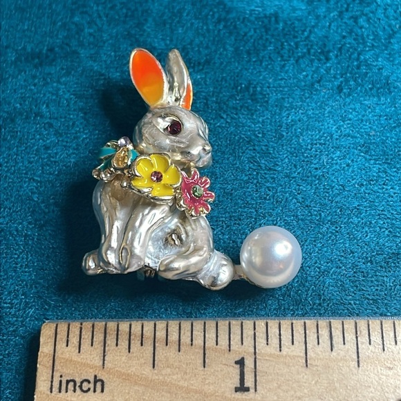 Small Rabbit with flowers brooch - Picture 5 of 5